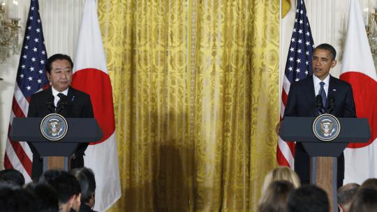 Presiden AS Barack Obama  kanan  menyambut Perdana Menteri Jepang Yosh 