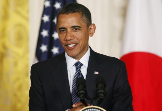 Presiden AS Barack Obama  kanan  menyambut Perdana Menteri Jepang Yosh 