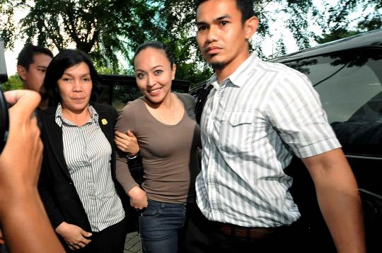Angelina Sondakh dikawal oleh petugas keamanan KPK memasuki rumah taha 