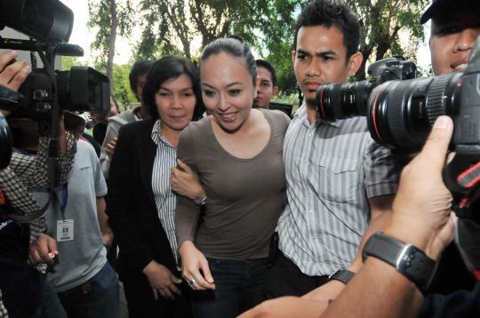Angelina Sondakh dikawal oleh petugas keamanan KPK memasuki rumah taha 