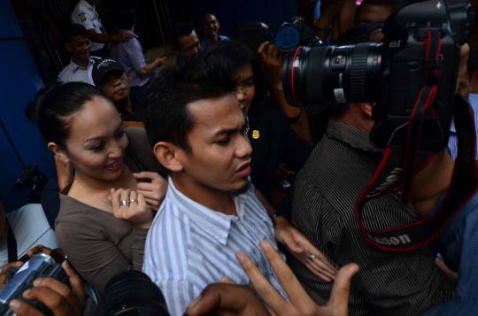 Angelina Sondakh dikawal oleh petugas keamanan KPK memasuki rumah taha 