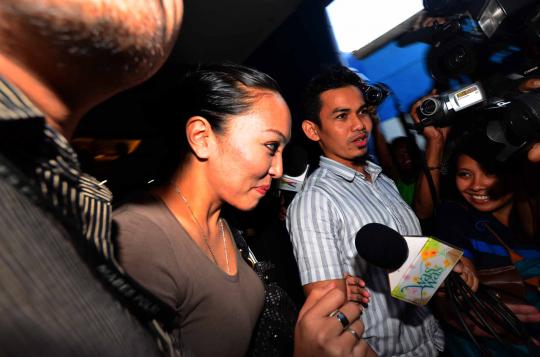 Angelina Sondakh dikawal oleh petugas keamanan KPK memasuki rumah taha 