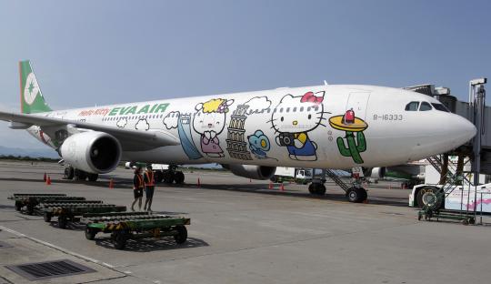 Pesawat Airbus A330 300 milik maskapai Eva Airlines menggunakan motif  