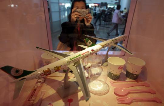 Pesawat Airbus A330 300 milik maskapai Eva Airlines menggunakan motif  