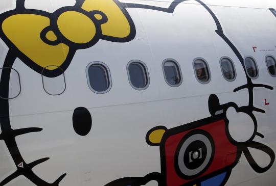 Pesawat Airbus A330 300 milik maskapai Eva Airlines menggunakan motif  