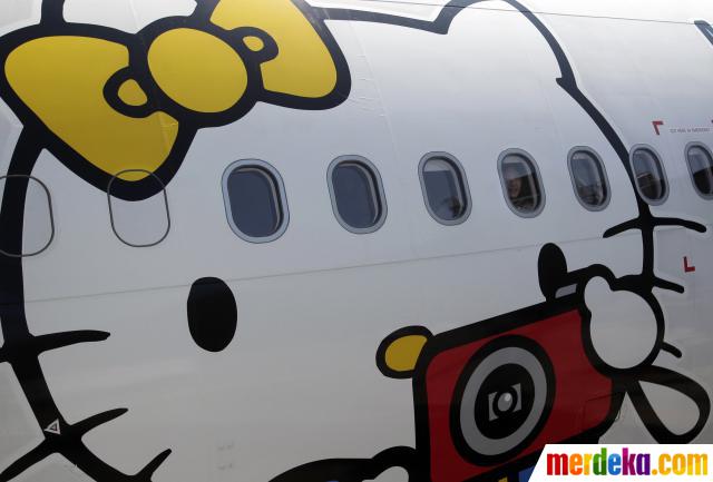 Foto Tokoh kartun Hello  Kitty  terbang  di udara merdeka com