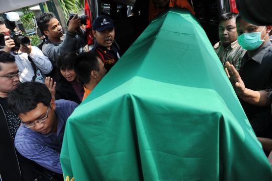 Sejumlah kerabat membawa jenazah Menkes nonaktif Endang Rahayu Sedyani 