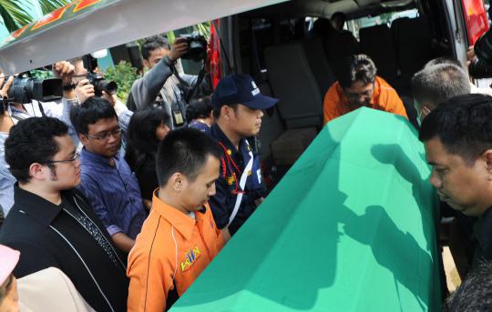 Sejumlah kerabat membawa jenazah Menkes nonaktif Endang Rahayu Sedyani 