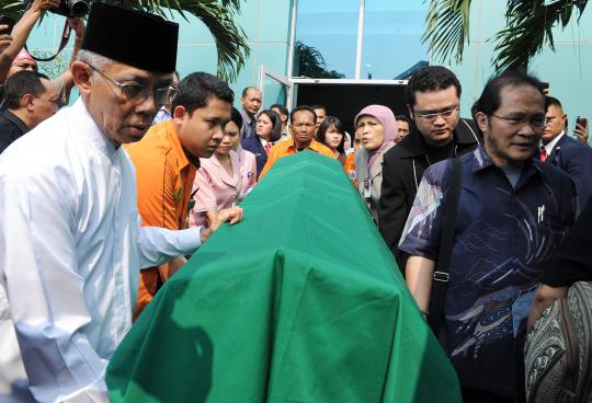 Sejumlah kerabat membawa jenazah Menkes nonaktif Endang Rahayu Sedyani 