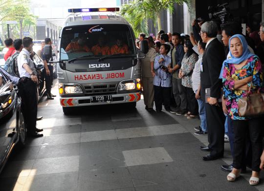 Sejumlah kerabat membawa jenazah Menkes nonaktif Endang Rahayu Sedyani 