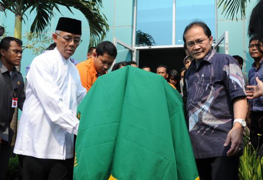 Sejumlah kerabat membawa jenazah Menkes nonaktif Endang Rahayu Sedyani 