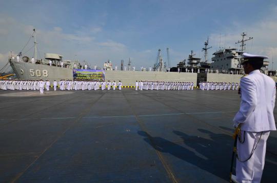 Prajurit Angkatan Laut  AL  saat menjalani upacara penurunan ular ular 