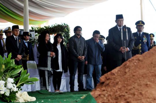 Presiden SBY dengan hikmad memimpin upacara pemakanman jenazah Menkes  
