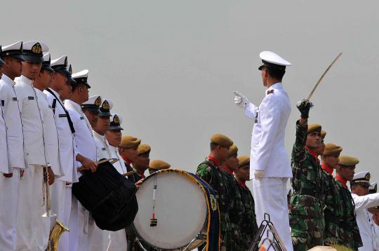 Presiden SBY dengan hikmad memimpin upacara pemakanman jenazah Menkes  