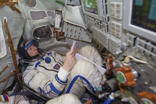 Kosmonot asal Rusia Sergei Revin tengah mempelajari petunjuk pengopera 