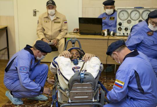 Kosmonot asal Rusia Sergei Revin tengah mempelajari petunjuk pengopera 