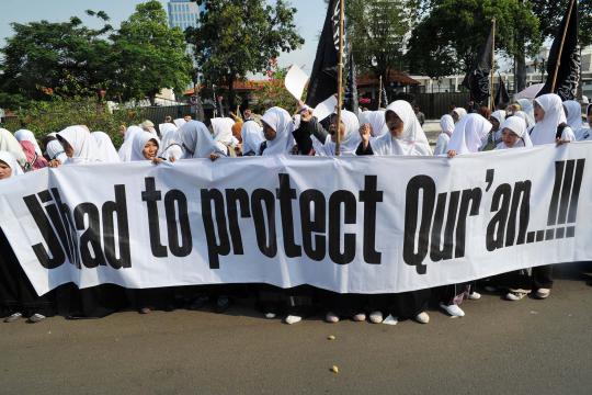 Ratusan massa dari Hizbut Tahrir Indonesia berunjuk rasa mengutuk pemb 