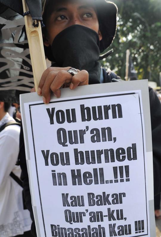 Ratusan massa dari Hizbut Tahrir Indonesia berunjuk rasa mengutuk pemb 