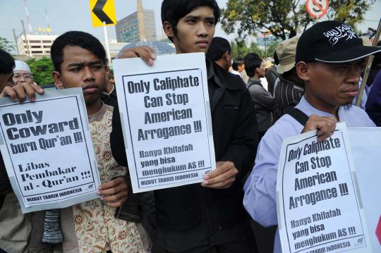Ratusan massa dari Hizbut Tahrir Indonesia berunjuk rasa mengutuk pemb 