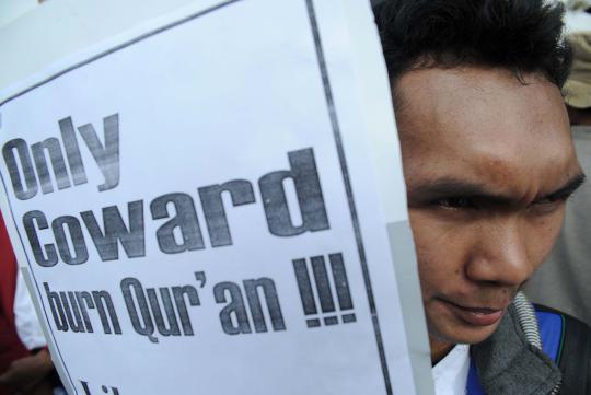 Ratusan massa dari Hizbut Tahrir Indonesia berunjuk rasa mengutuk pemb 