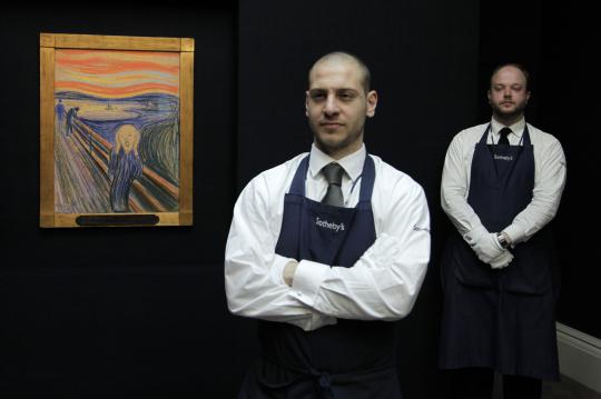 Karyawan Sotheby berpose dekat lukisan Edvard Munch   quot The Scream  
