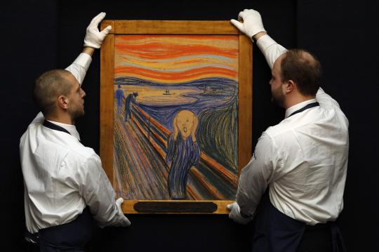 Karyawan Sotheby berpose dekat lukisan Edvard Munch   quot The Scream  