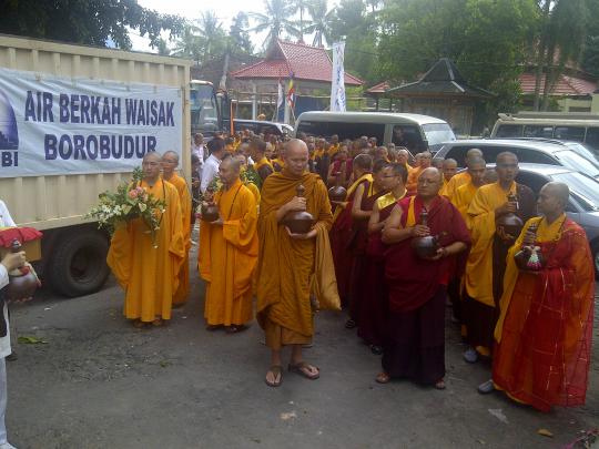 Sejumlah Bhiksu berbaris untuk melakukan ritual pengambilan air suci p 