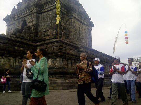 Sejumlah Bhiksu berbaris untuk melakukan ritual pengambilan air suci p 