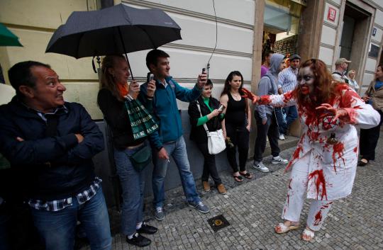 Penampilan zombie pada Festival Zombie Walk di Praha  Republik Ceko  S 