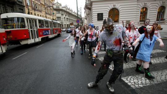 Penampilan zombie pada Festival Zombie Walk di Praha  Republik Ceko  S 