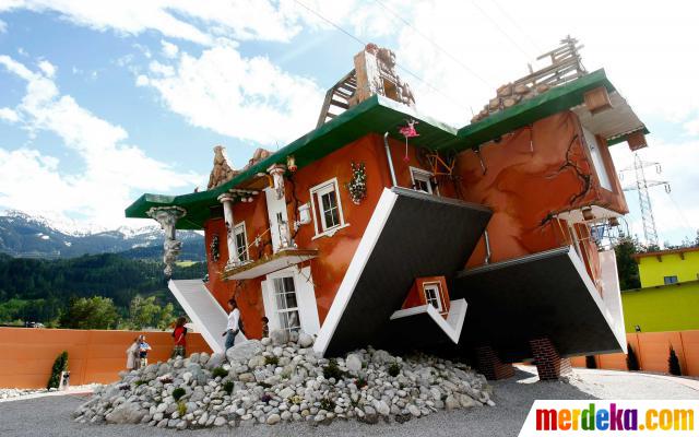 Foto Mobil menempel di plafon garasi  rumah merdeka com