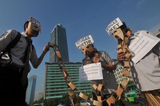 Salah satu petugas Portir dari pekerja PT KAI membawa poster saat demo 