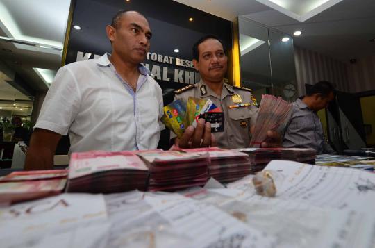 Petugas kepolisan sedang memeriksa barang bukit hasil kejahatan para p 