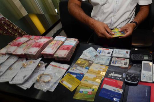 Petugas kepolisan sedang memeriksa barang bukit hasil kejahatan para p 