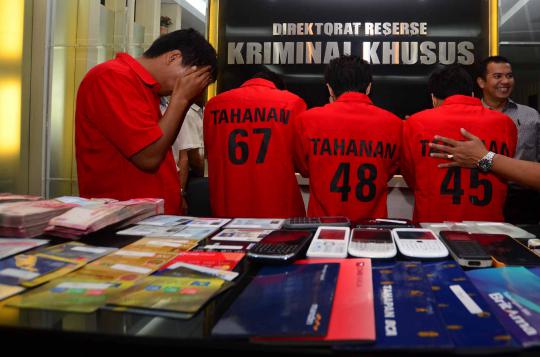 Petugas kepolisan sedang memeriksa barang bukit hasil kejahatan para p 