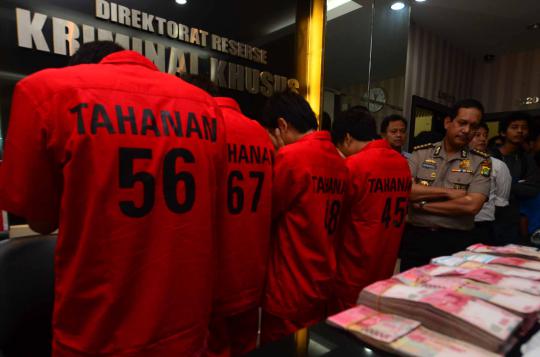 Petugas kepolisan sedang memeriksa barang bukit hasil kejahatan para p 