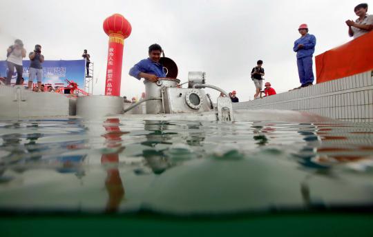 Zhang Wuyi  27  sedang melakukan percobaan pada kapal selam buatannya  