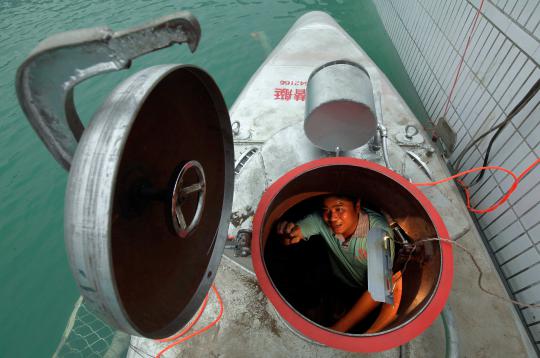 Zhang Wuyi  27  sedang melakukan percobaan pada kapal selam buatannya  