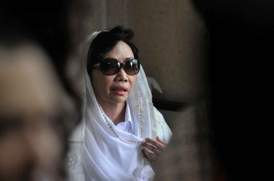 Terdakwa Nunun Nurbaetie yang selalu mengenakan kacamata hitamnya saat 