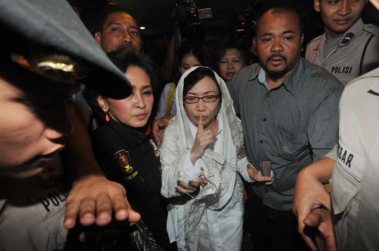 Terdakwa Nunun Nurbaetie yang selalu mengenakan kacamata hitamnya saat 