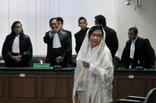 Terdakwa Nunun Nurbaetie yang selalu mengenakan kacamata hitamnya saat 