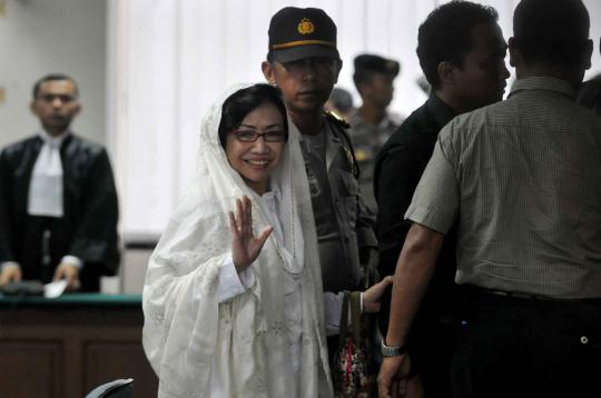 Terdakwa Nunun Nurbaetie yang selalu mengenakan kacamata hitamnya saat 
