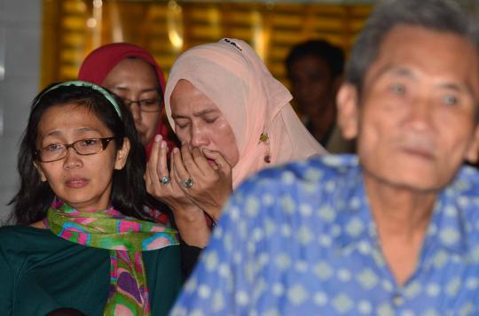 Tampak keluarga korban sedang berdoa saat menunggu kabar berita jatuhn 