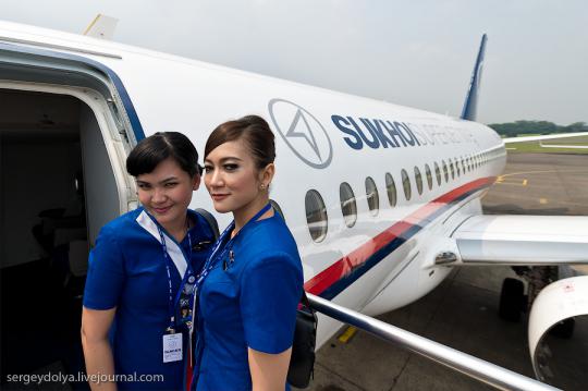 Pramugari sukhoi superjet 100 berpose saat sebelum take off dari Banda 