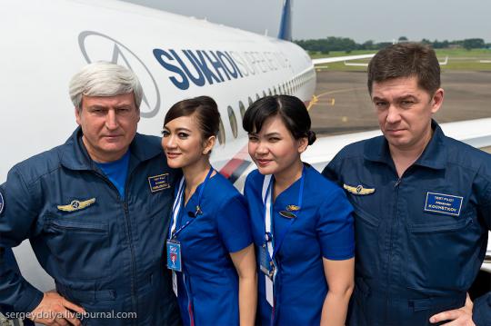 Pramugari sukhoi superjet 100 berpose saat sebelum take off dari Banda 