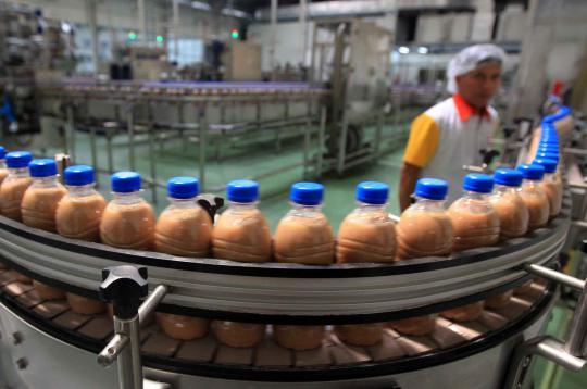 Ribuan botol NU Milk Tea yang telah terisi akan dikemas di Pabrik PT A 