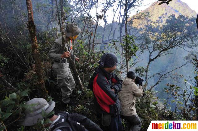 Foto Serpihan Sukhoi tampak di Lereng Gunung Salak 