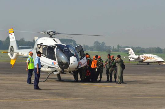 Sederetan mobil ambulans disiapkan untuk membawa korban pesawat Sukhoi 