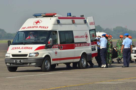 Sederetan mobil ambulans disiapkan untuk membawa korban pesawat Sukhoi 