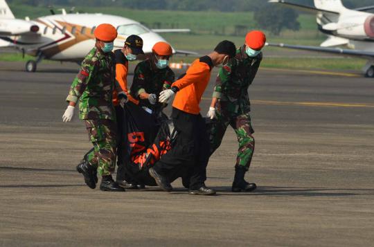 Sederetan mobil ambulans disiapkan untuk membawa korban pesawat Sukhoi 